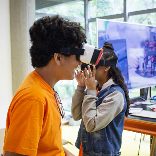 Estudantes usando óculos 3D