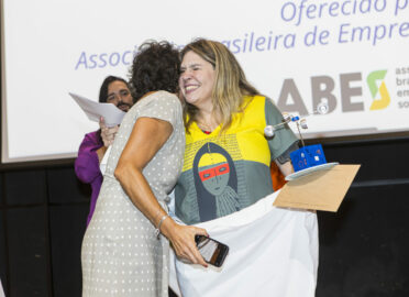 Docente vencedora do Prêmio “Professora Destaque – FEBRACE 2024” é de Dourados (MS)